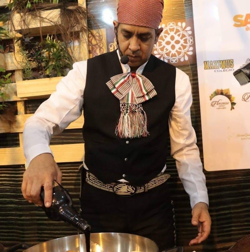 Marco Meléndez preparando a Capirotada à moda Sabará