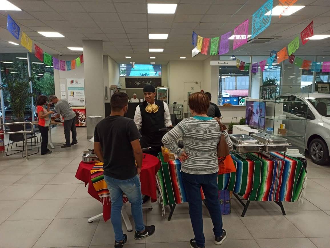Ação de marca mexicana na concessionária VW Carbel, com papel picado