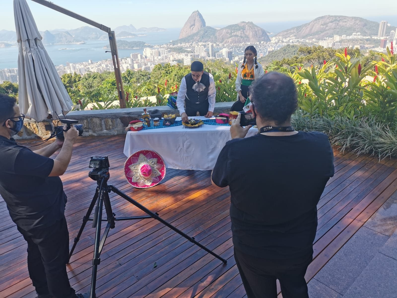 Bastidores da Mostra Gastronômica México-Brasil, Pavilhão Santa Teresa, com o Pão de Açúcar ao fundo