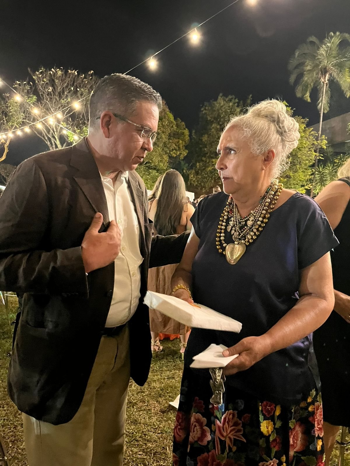 Marco Meléndez conversando com a Embaixadora Laura Esquivel