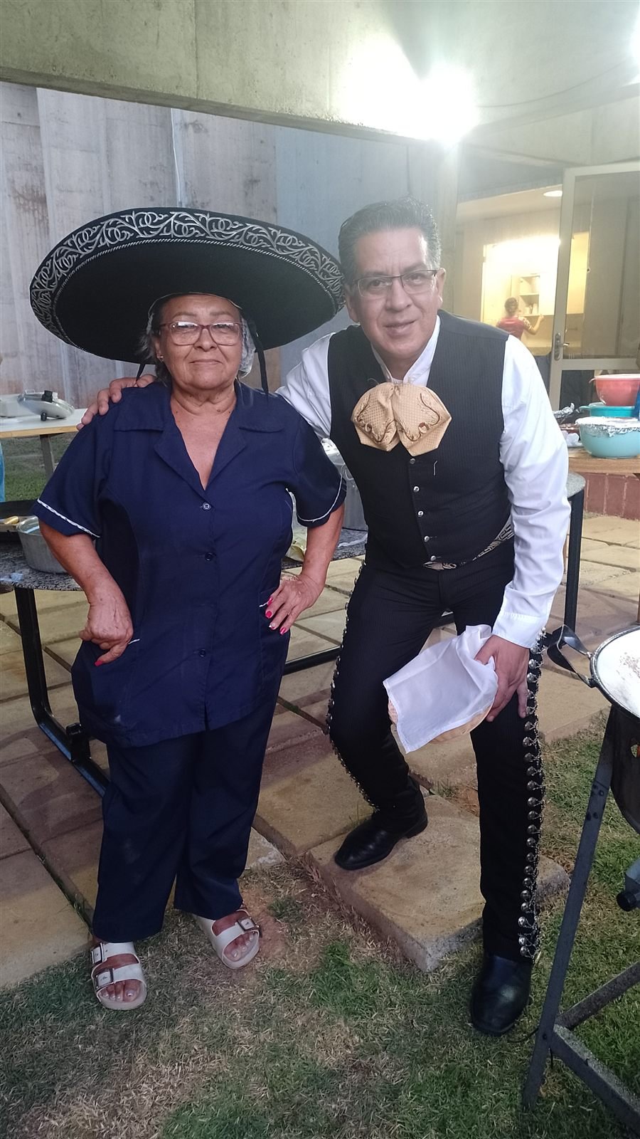 Marco Meléndez cozinhando com a mestra cozinheira tradicional mexicana da Embaixada do México