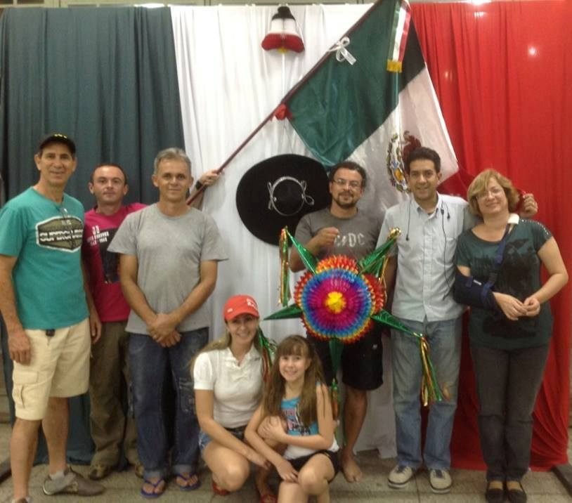 Equipe na 1ª Virada Cultural de Belo Horizonte, exposição Pinhatas do México