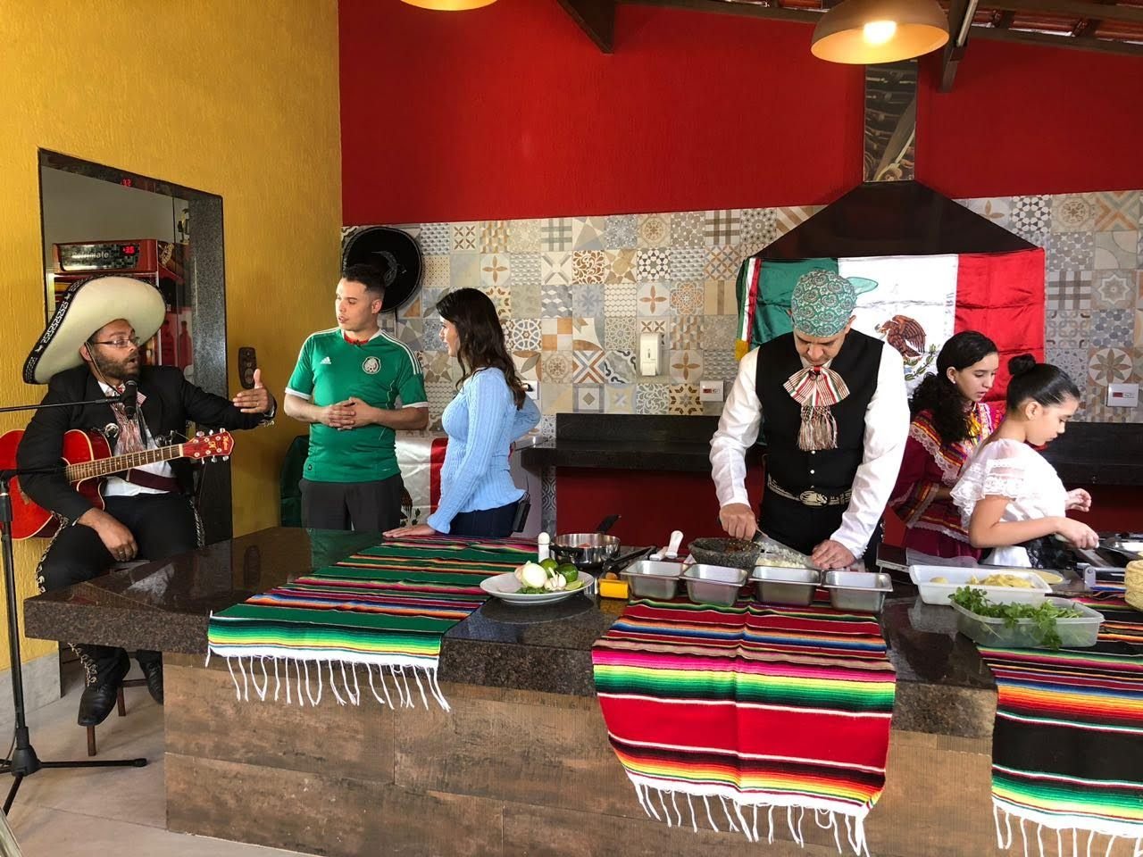 Marco Meléndez no set do Prosa no Futebol, preparando tacos de língua